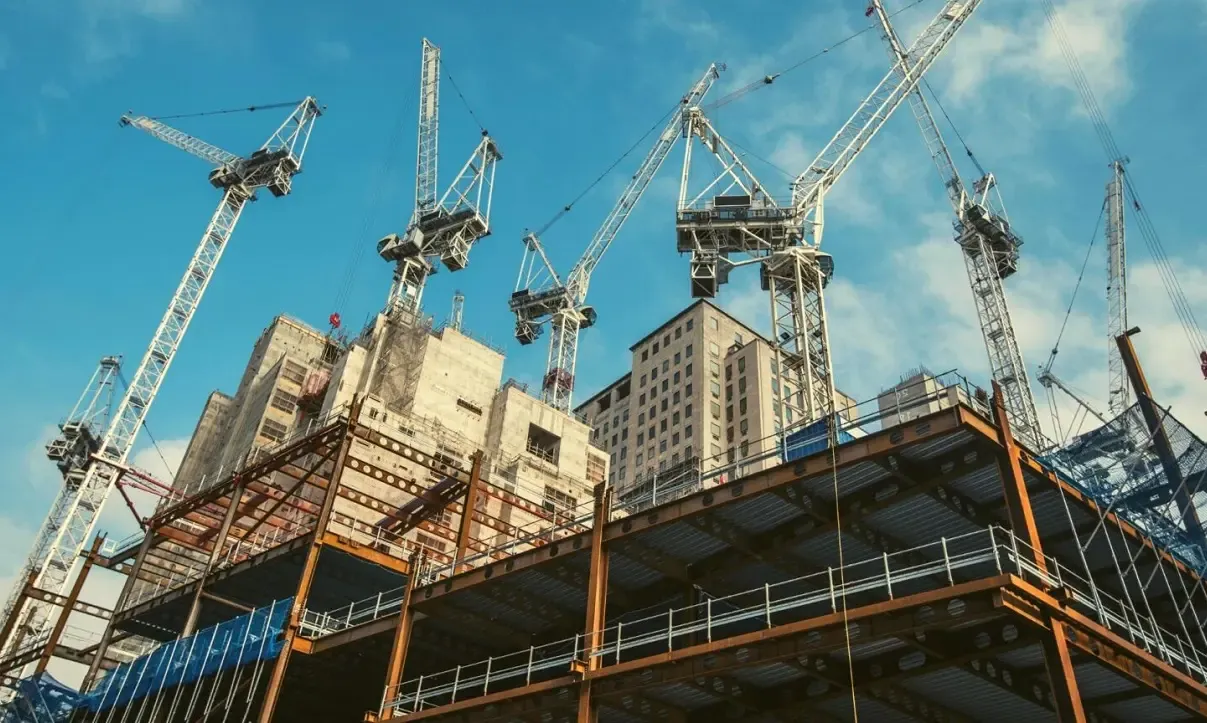 Estructura metálica en montaje con grúas torre